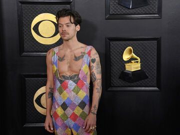 Harry Styles in glitzerndem Jumpsuit vor der Grammy Fotowand 2023