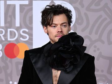 Harry Styles in schwarzem Anzug mit Blume bei den Brit Awards 2023