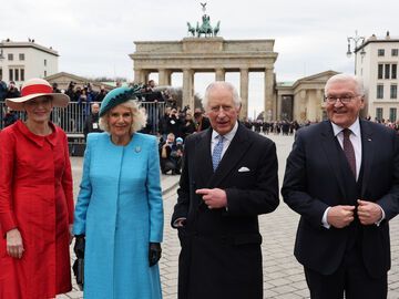 König Charles, Königin Camilla, Frank Walter Steinmeier und Ehefrau stehen vor Brandenburger Tor