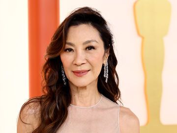 Michelle Yeoh lächelt leicht mit geöffnetem Mund bei den Oscars 2023
