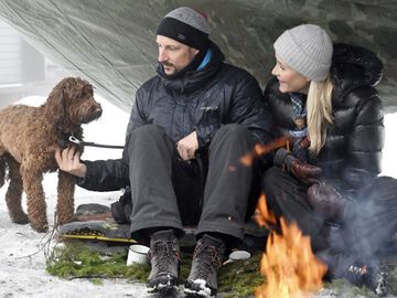 Prinz Haakon mit seiner Frau Prinzessin Mette-Marit und ihrem Familienhund.