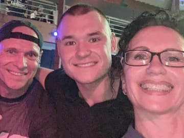 Thorsten Legat, seine Frau Alexandra Legat und Sohn Leon Legat lächeln bei Selfie.