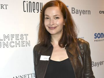 Uta Kargel lächelt vor einer Wand beim Filmfest München 2016