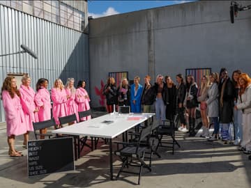 Heidi Klum mit den GNTM-Girls am Set