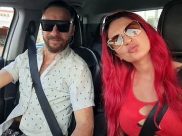 "Bauer sucht Frau International" 2023: Lisa und Ezequiel machen ein Selfie