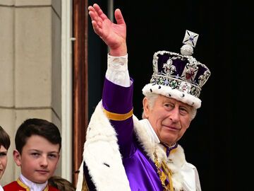 König Charles III. auf dem Balkon des Buckingham-Palasts. 