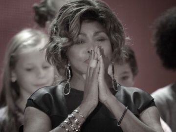 Tina Turner faltet ihre Hände vor dem Gesicht zusammen