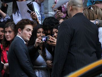 Fan-Gekreische am Sonntag (17.4.) in New York: Dort stellte nämlich Teenie-Schwarm Robert Pattinson seinen neuen Film "Wasser für die Elefanten" vor - und sorgte für Fan-Hysterie der ersten Klasse