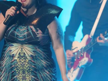 Auch sie wurde von Schirmherr Mark Ronson mit der Gitarre begleitet