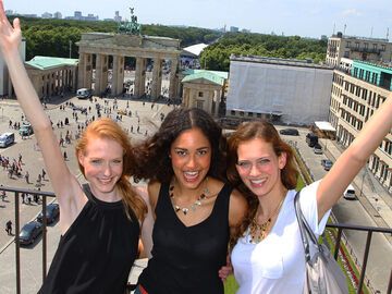 Jey! Maike, Lovelyn und Carolin posieren oberhalb des Brandenburger Tors