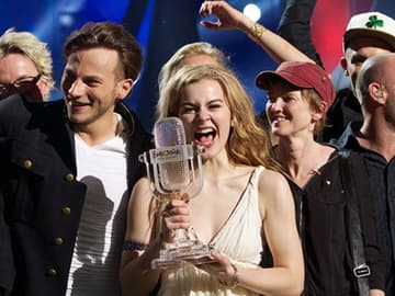 Sie ging als Favoriten in die Show und kam als strahlende Siegerin wieder heraus. Emmelie de Forest konnte für Dänemark mit ihrem Song "Only Teardrops" unglaubliche 281 Punkte absahnen