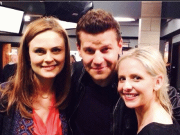 Emily Deschanel, David Boreanaz und Sarah Michelle Gellar (v. li.) am "Bones"-Set Emily Deschanel, David Boreanaz und Sarah Michelle Gellar (v. li.) am "Bones"-Set