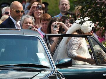 Als Lily Allen aus dem historischen Bentley stieg, konnten die Fans einen ersten Blick auf ihr Spitzen-Hochzeitskleid werfen. Und auch auf ihren Bauch - vielleicht gab es da ein kleine Wölbung zu sehen