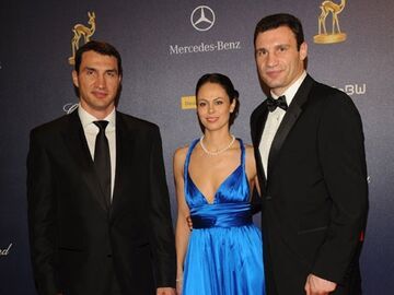 Wladimir und Vitali Klitschko mit dessen Ehefrau