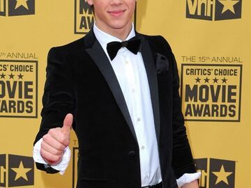 Musiker Nick Jonas wählte für den Abend einen schwarzen Samt-Anzug