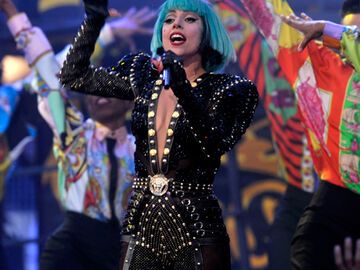 Doch der Aufwand lohnte sich: Gagas Fans belohnten die Sängerin mit dem MuchMusiv Video Award in den Kategorien Bestes Video, Internationales Lieblingsvideo