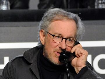 Regisseur Steven Spielberg telefonierte fleißig. Die Erlöse gehen zu gleichen Teilen an Oxfam America, Partners in Health, das Rote Kreuz, UNICEF, Yele Haiti Foundation, Clinton Bush Haiti Fund und UN World Food Programme. 