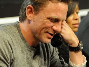 "James Bond"-Darsteller Daniel Craig im Gespräch mit einem Anrufer