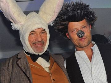 So konnte man Heiner Lauterbach und Til Schweiger bereits im erfolgreichen "Zweiohrküken"-Kinofilm erleben. Lauterbach verkleidete sich als Hase und Schweiger als "Mucki"