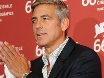 George Clooney ist momentan verletzt. Der Grund: Er hat sich die Hand in einer Autotür eingeklemmt