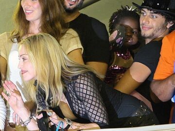 Madonna feuert die brasilianischen Tänzerinnen an, während Jesus die kleine Mercy James auf dem Arm hält