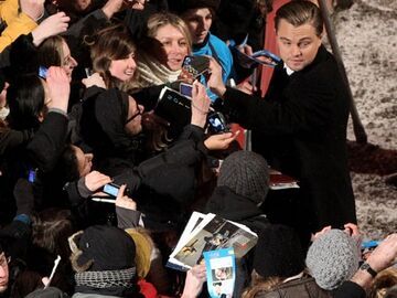 Von Fans umlagert: Leonardo DiCaprio erfüllt jedem einzelenen Fan den Autogrammwunsch