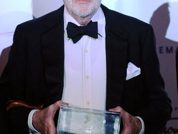 Der britische Schauspieler Sir Christopher Lee hält stolz seinen "Cinema for Peace"-Award in die Kameras