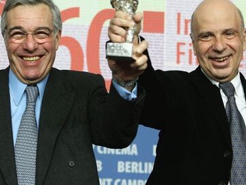 Die Produzenten Alain Sarde und Robert Benmussa nahmen den Silbernen Bären stellvertretend für Roman Polanski entgegen. Dieser wurde in der Kategorie "Beste Regie" für seinen Film "The Ghost Writer" ausgezeichnet