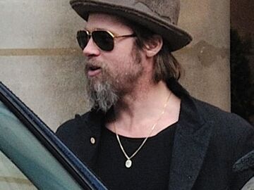 Brad Pitt begleitet seine Lebensgefährtin beim Dreh in Paris. Das Paar ist sogar mit den 6 gemeinsamen Kindern angereist