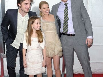 Robert Pattinson mit seinen Filmkollegen Ruby Jerins, Emilie de Ravin und Will Fetters