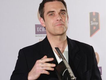 Er kam, sang und siegte: Robbie Williams freut sich über seinen inzwischen siebten "Echo". Überreicht wurde ihm der Preis als bester internationaler Künstler von Ex-Nationaltorwart Oliver Kahn
