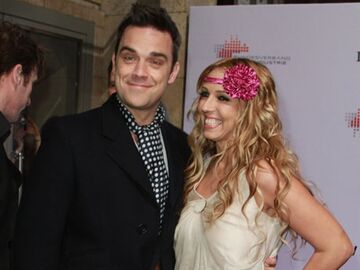 Diese Chance ließ sie sich nicht entgehen: Ein Foto mit Robbie Williams fürs Album