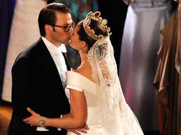 Der erste Kuss als Ehepaar berührte Millionen Menschen vor dem Fernseher