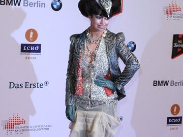 Sängerin Aura Dione präsentiert ihr ausgefallenes Outfit. Ob Sangeskollegin Lady GaGa eine Inspirationsquelle ist?