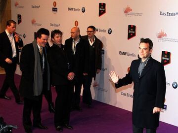 Bitte hinten anstellen: Robbie Williams ist das Lieblingsobjekt der Fotografen auf dem roten Teppich