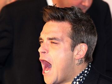 Er ist wieder da: Robbie Williams zeigte sich gut gelaunt - allerdings ohne Freundin Ayda Field - auf dem roten Teppich