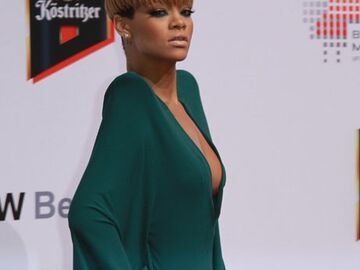 Rihanna posiert für die Fotografen. Einen Tag zuvor gab sie ihre erste Autorammstunde in Europa - und wählte dafür Deutschlands Hauptstadt Berlin!