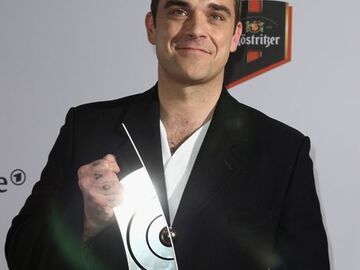 Er strahlt mit seinem Preis um die Wette: Robbie Williams. Freundin Ayda Field zeigte sich allerdings nicht in Berlin. Die Schöne blieb zuhaus in Los Angeles