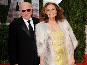 Star-Designerin Diane von Fürstenberg schreitet mit Begleitung zur Oscar-Party