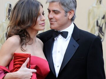 Italienische Liebe: George Clooney und Elisabetta Canalis. Sie hielt sich bei Journalistenanfragen stark zurück und antwortete kaum