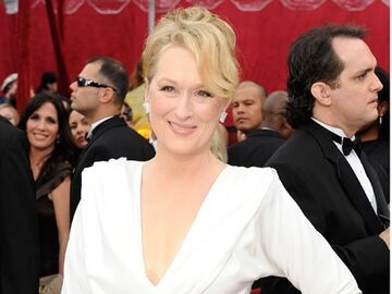 Mery Streep wählte für ihren großen Auftritt ein weißes Kleid von Chris March. Ihre High Heels, die für Blasen an den Füßen sorgten, waren von Jimmy Choo