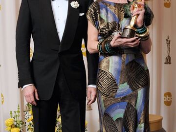 Tom Ford stellt sich mit Oscar-Gewinnerin Sandy Powell fürs Foto auf. Sie gewann einen Award für die beste Kostümausstattung