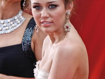 Miley Cyrus erschien auf dem roten Teppich mit einer tollen Hochsteckfrisur und einer Bustierrobe von Jenny Packham. Sie übergab den Preis für den besten Film-Song