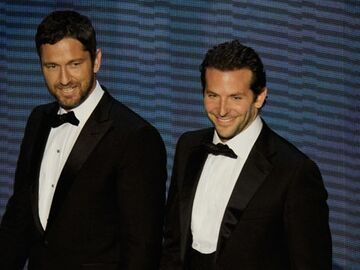 Gerard Butler und Bradley Cooper betreten die Oscar-Bühne. Viele Frauenherzen schlagen in dem Moment höher