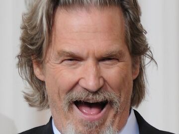 Es war sein Abend! Jeff Bridges freut sich über die Oscar-Anerkennung. Endlich hat darf er einen "Goldjungen" mit nach Hause nehmen
