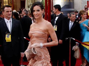 Eine Demi Moore liegt stets eine Rüschenlänge vorne, wenn es um die perfekte Oscar-Robe geht: Die 47-Jährige Schönheit trotzte dem Regenwetter in L.A. und strahlte in einem Chiffon-Kleid von Versace. Van Cleef & Arpels kreierten den Ohrschmuck und das Lächeln Demis tat Übriges