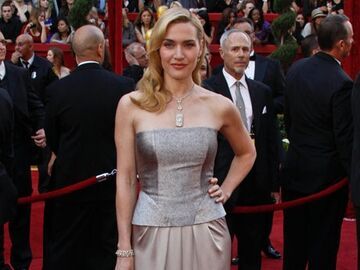 Metallic-Roben waren DER Oscar-Trend 2010! Die Stylistin der "Titanic"-Ikone entschied sich für Kate Winslet richtig, denn in einer silbernen Kreation von YSL strahlte sie wieder natürlich schön