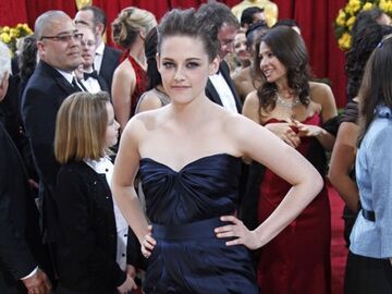 Ungewohnt elegant: "Twilight"-Star Kristen Stewart bezauberte ihre wartenden Fans am roten Teppich. Sie überließ ihrem nachtblauen Monique-L%u2019huillier -Kleid die Bühne und verzichtete beinahe völlig auf Schmuck. Ein wirklich gelungenes Oscar-Debut der jungen Schauspielerin! Auch ganz ohne Robert Pattinson, denn der sagte kurzfristig die Oscars ab