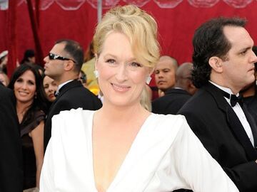 Klassische Schlichtheit: Meryl Streep glänzte in einem Kleid des Project Runway Designers Chris March. Das tiefe Dekolleté komplimentierte mit den Accessoires in Diamant und Silber. Zu einem Reporter meinte die Hollywood-Diva lachend: "Wenn ich erst einmal im Saal bin, werde ich diese Jimmy Choo-Heels ausziehen."