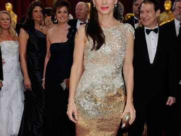 Die strahlende Oscar-Preisträgerin: 2010 war endlich Sandra Bullocks Jahr! Und auch mit ihrem Outfit landete die beliebte Schauspielerin ein Fashion-Statement. Denn die Kombination von Metallic-Nuancen und intensivem Kussmund-Rot war heiß begehrt! Gratulation Sandra!
